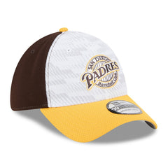 San Diego Padres 2025 MLB Clubhouse 39THIRTY Flex Hat - Brown/Gold | New Era