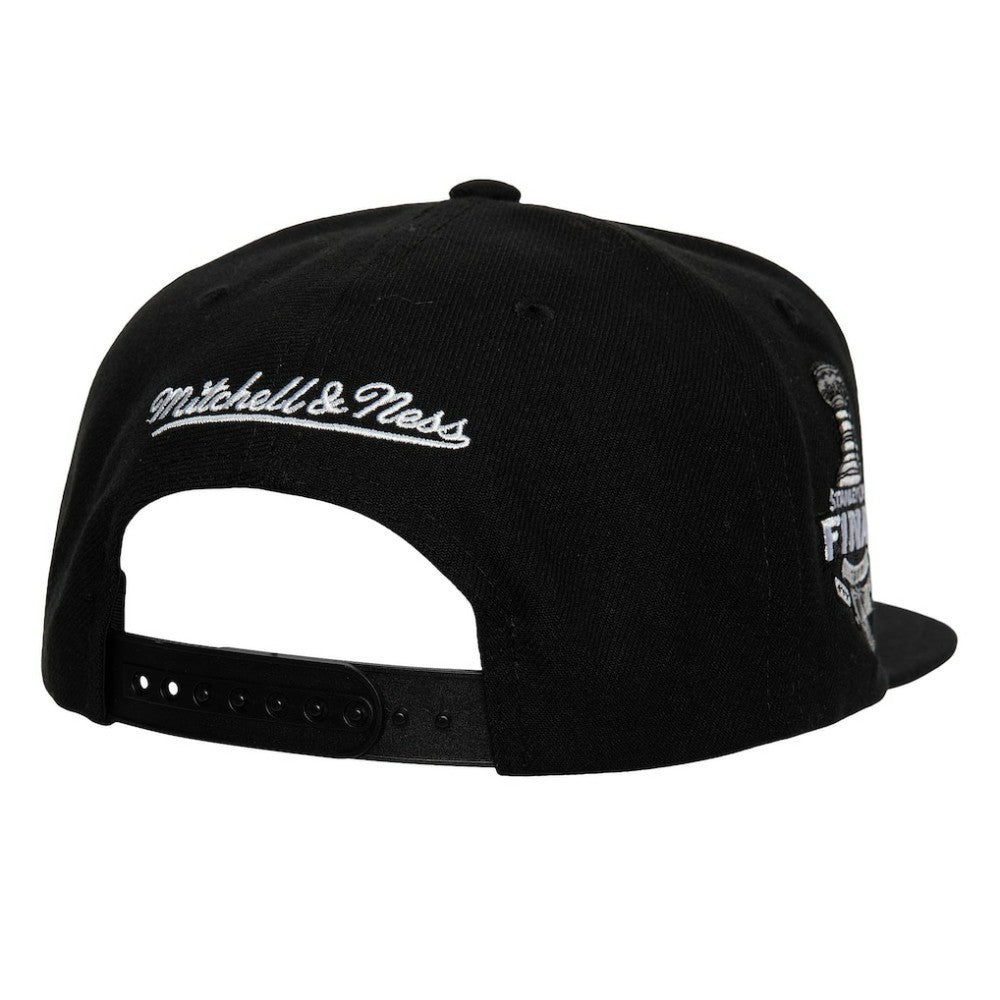 Boston Bruins Mitchell & Ness Core Top Spot Snapback Hat