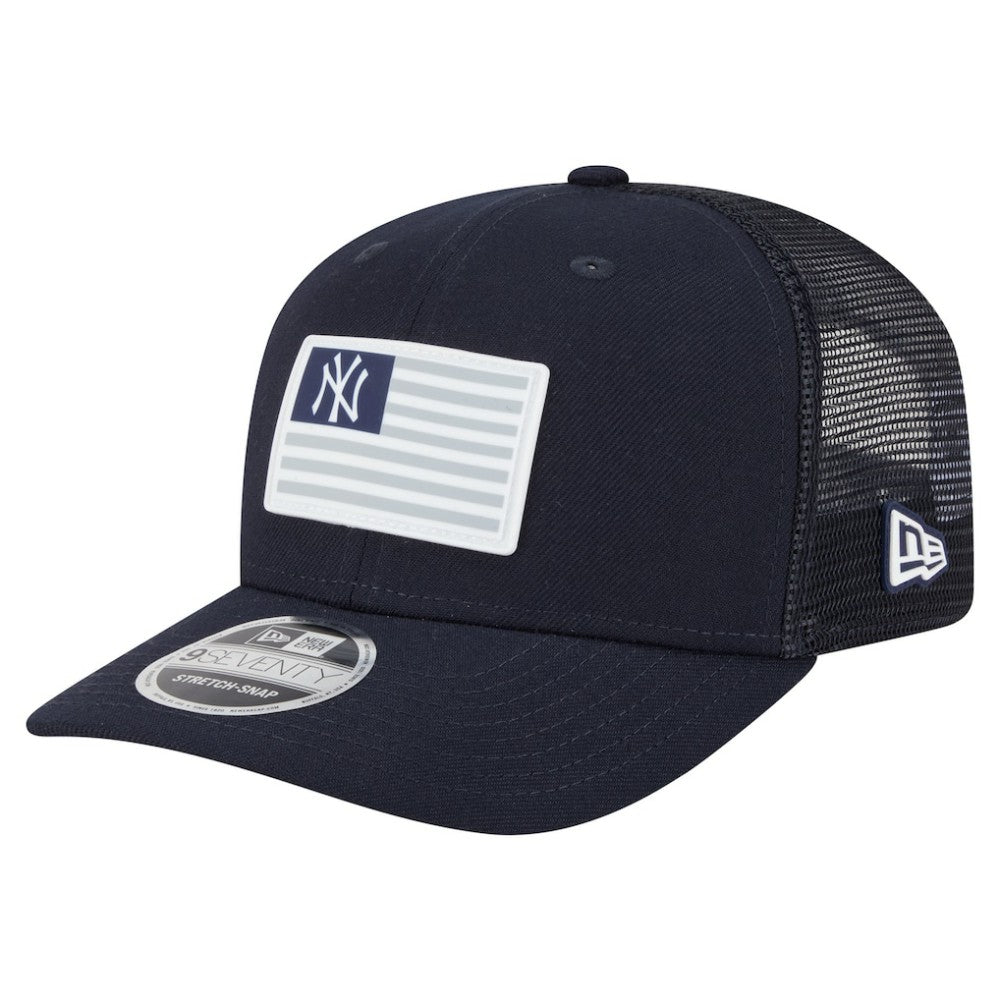 New York Yankees Flag 9SEVENTY Stretch-Snap Hat - Navy | New Era