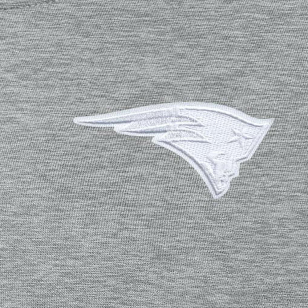 NFL New England Patriots Antigua Women's Victory Crew Pullover Sweatshirt