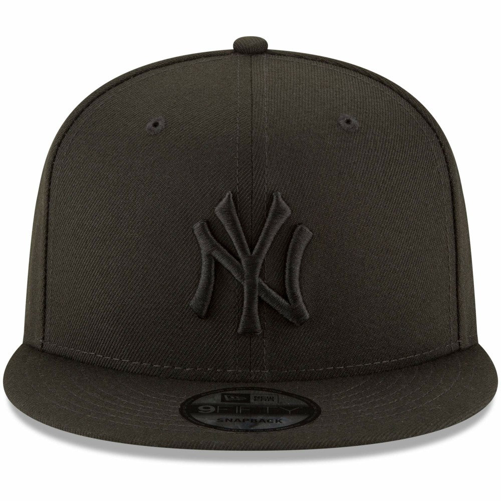 New York Yankees Black on Black 9FIFTY Team Snapback Adjustable Hat - Black | New Era